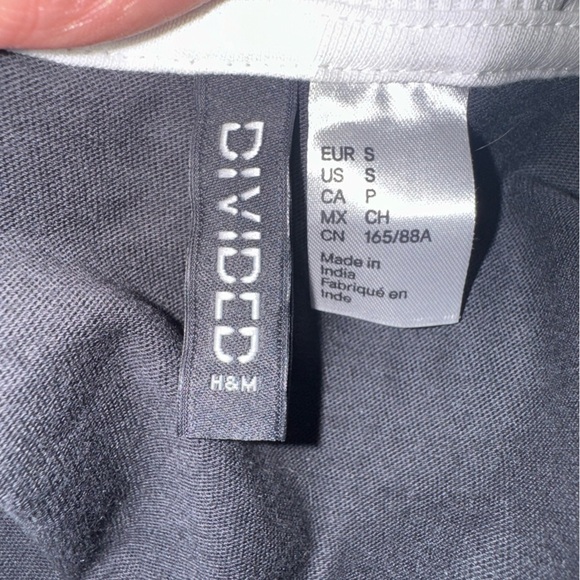 H&M black and white star slightly cropped t-shirt size small - Picture 5 of 5